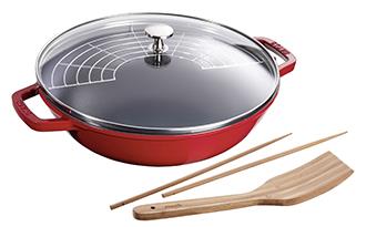 Wok en fonte émaillée Staub cerise de 30 cm avec couvercle en verre