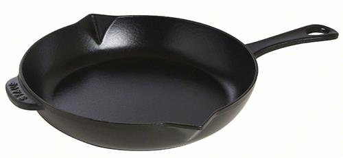 Poêle en fonte émaillée Staub noir mat de 26 cm.